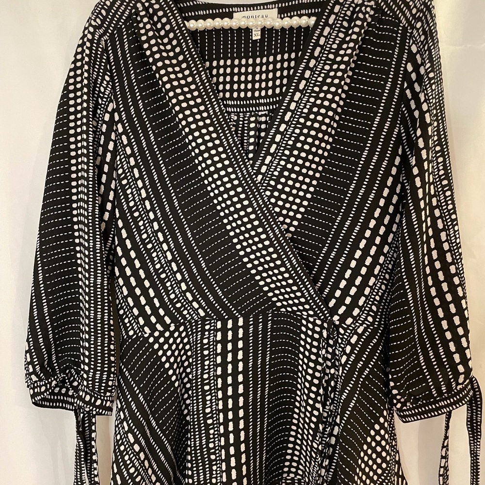Beautiful Cinched waist, blouse,black and white design.. no tags.